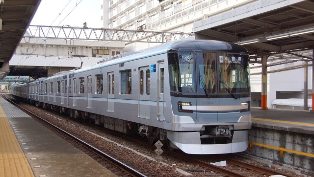 japanese-train-tokyo-metro-hibiya-line-clasical-music-trial